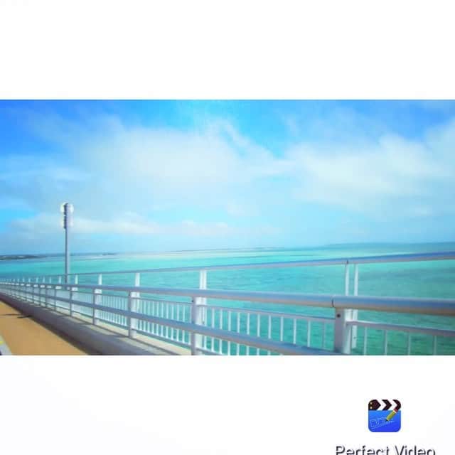 さーちゃんのインスタグラム：「🚘 gm！今日もめちゃくちゃ晴れてる！🌞 . . #はいさい#🌺#伊良部大橋#沖縄#宮古島#海#橋#沖縄ドライブ#🚘#宮古ブルー#沖縄移住#okinawa#miyakoisland#island_life#drive#bride#sea#summer#happy」