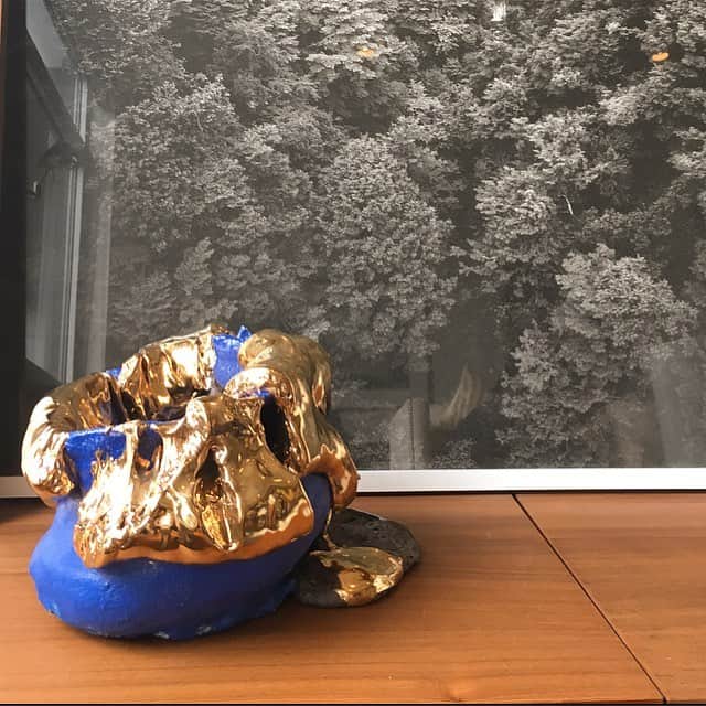 松山智一のインスタグラム：「@takurokuwata ceramics and @yojiroimasaka photo  #桑田卓郎 #今坂庸二郎」