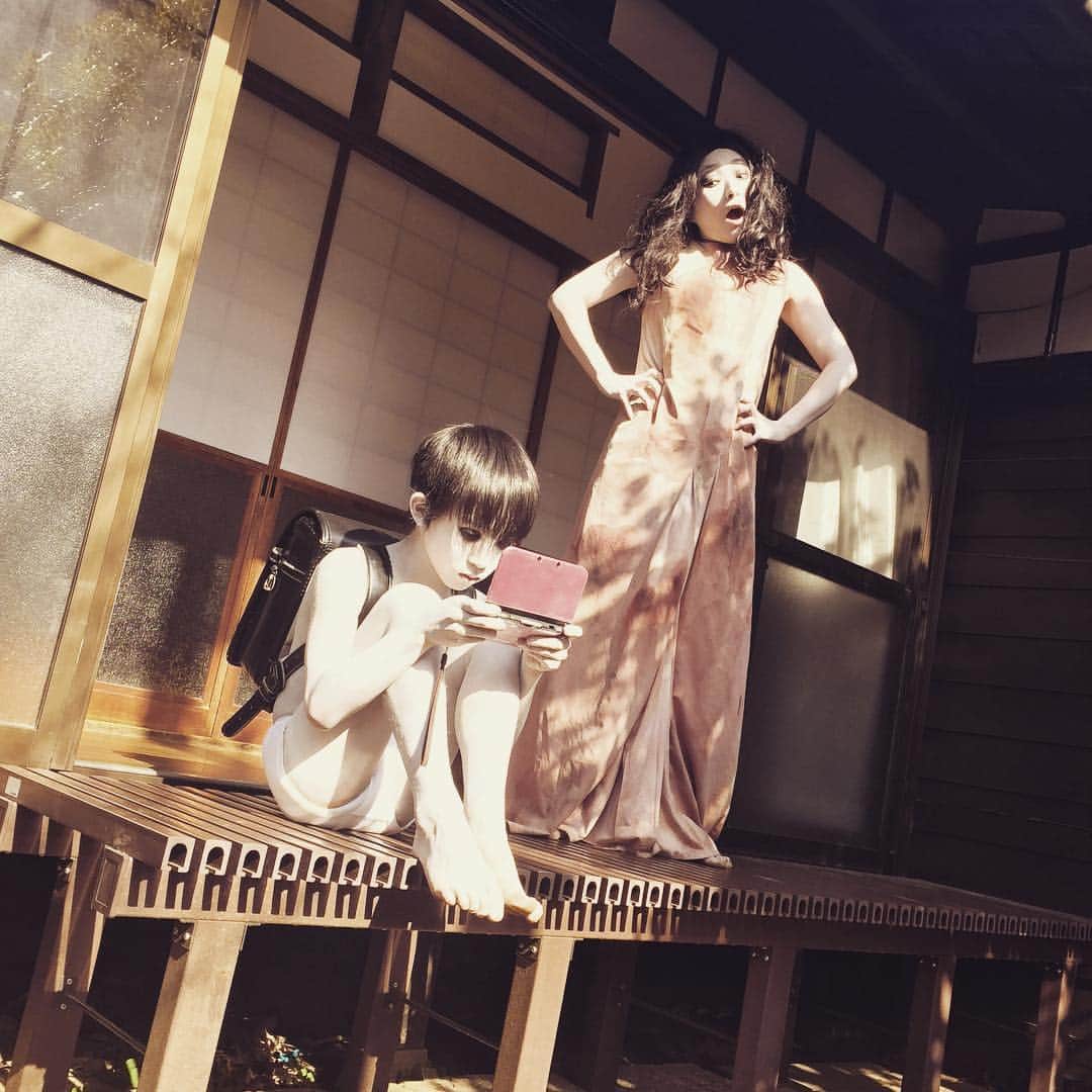 伽椰子と俊雄のほのぼの親子日記のインスタグラム：「あ゛あ゛あ゛あ゛あ゛（せっかくいい天気なのに）  #小学生男子　#ゲーム大好き #目わるくなるよ  #あ゛あ゛あ゛あ゛あ゛ #ニャー　#さだかや」