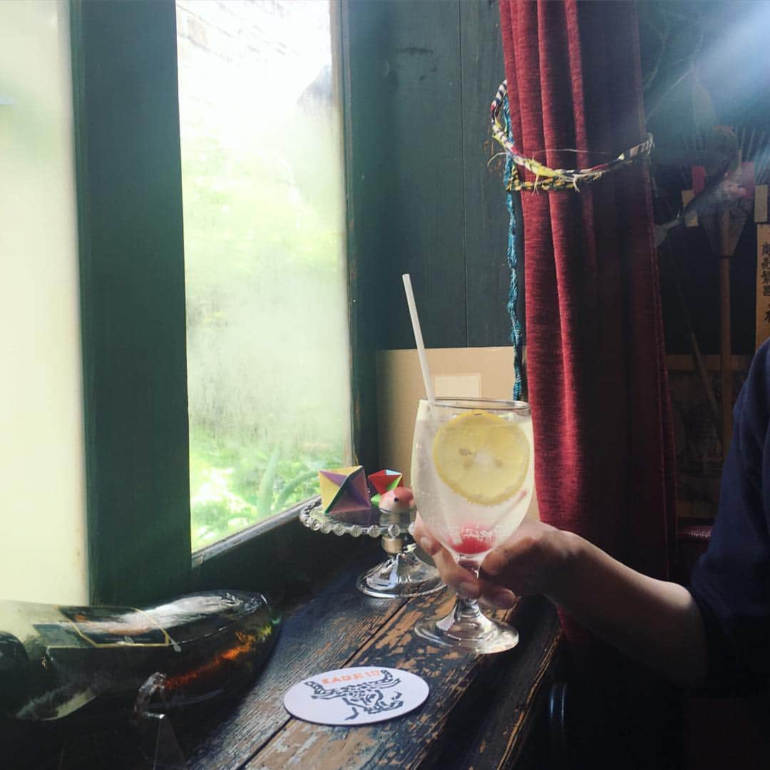 平野紗季子さんのインスタグラム写真 - (平野紗季子Instagram)「笑顔少なく下に入らず けれど所作は完璧なボブカットのラドリエンヌ あんまりかっこよくて熱い視線を送りまくってしまいましたがほとんど無視されました 最高😞」5月7日 17時55分 - sakikohirano