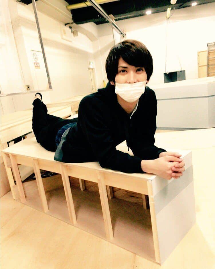 仲田博喜のインスタグラム：「#稽古終盤 #舞台セット #ご機嫌 #パンツ #見えてる」
