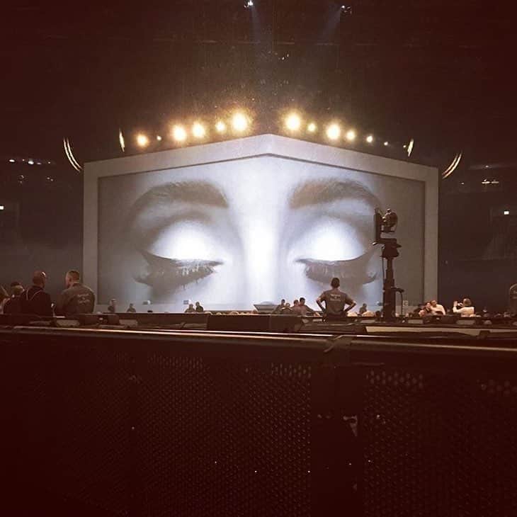 アデル（ファンアカウント）のインスタグラム：「Who is here? Berlin lets go! #adelelive2016」