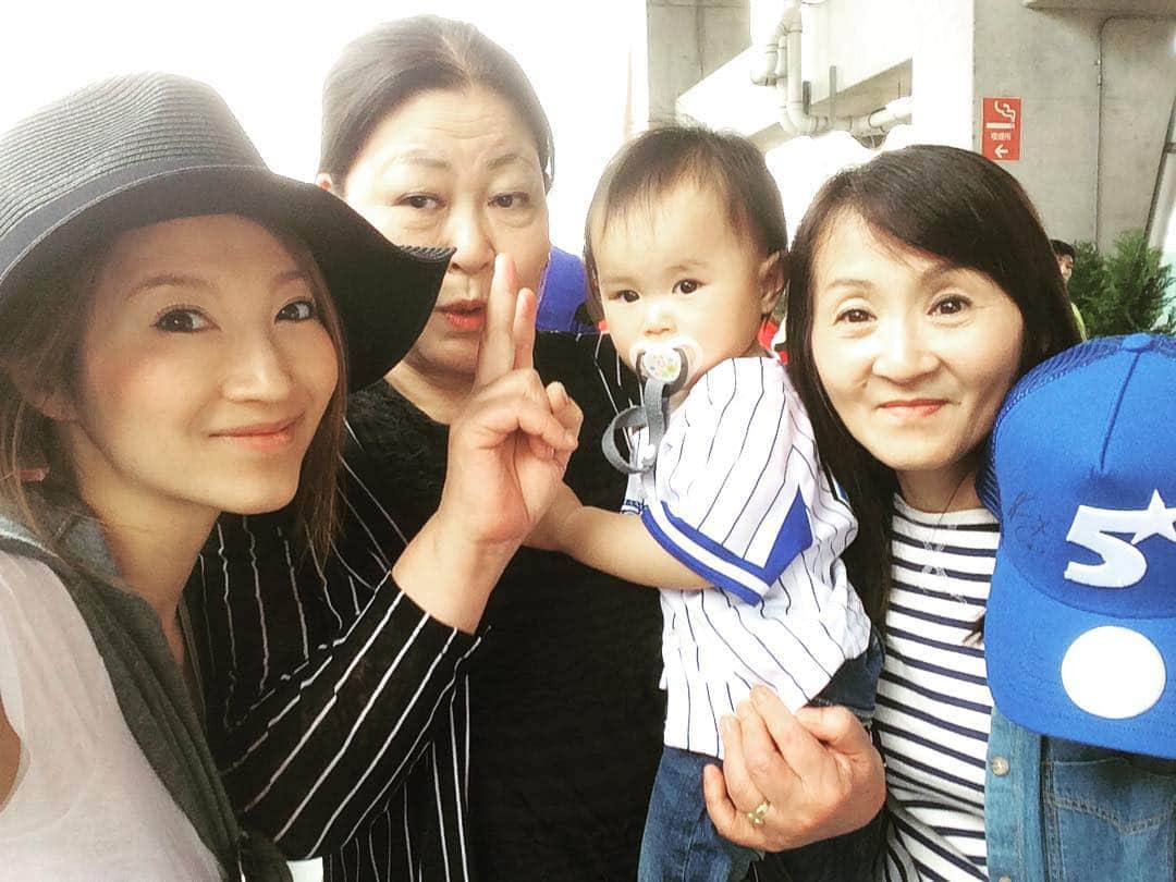 のインスタグラム：「母の日に、3人の母へ素敵な白星のプレゼントをくれました⚾️ ありがとう、ぱぱ💋💋💋」