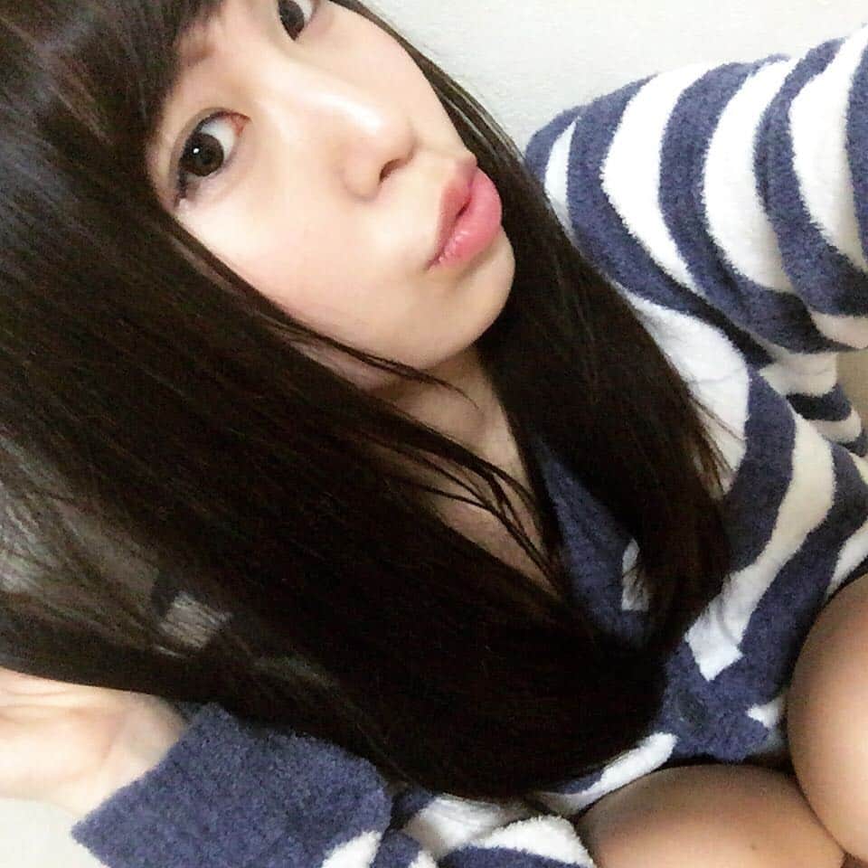 真島かおるのインスタグラム：「美容院行ってきた！毛先ちょっと切っただけだから変わんないけど！笑 トリートメントして貰ってつるつらさらさらだよ〜💓 #美容院帰り #トリートメント #さらさら」
