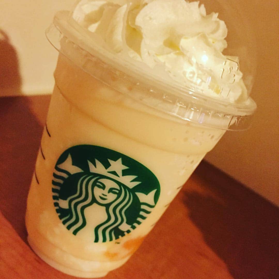 真島かおるのインスタグラム：「スタバのメロンのやつ飲んだ٩(ˊᗜˋ*)و抹茶も飲みたいなあ  #スタバの新作 #メロンフラペチーノ」