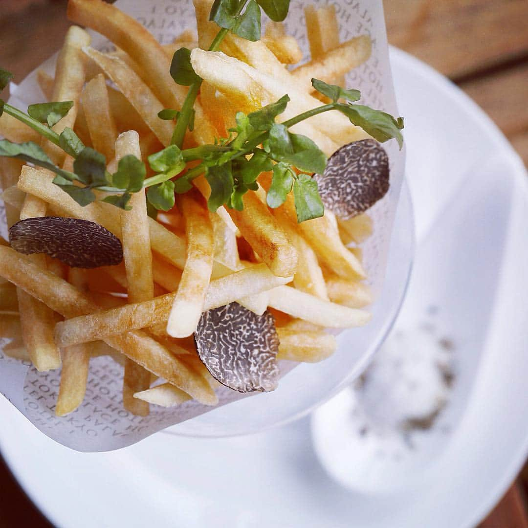 Palace Hotel Tokyo / パレスホテル東京さんのインスタグラム写真 - (Palace Hotel Tokyo / パレスホテル東京Instagram)「Truffle fries with truffle slices, truffle salt, and truffle oil... Truffle heaven! トリュフのスライス、塩、オイルを添えたフライドポテト。 #PalaceHotelTokyo #パレスホテル東京 #GrandKitchen #グランドキッチン #truffle #trufflefries #トリュフ #トリュフフライ」5月9日 12時20分 - palacehoteltokyo