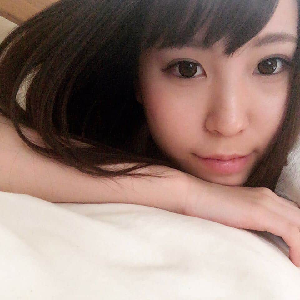 真島かおるのインスタグラム：「待ち時間なうだよ(o˘◡˘o)  #おねむ #待機 #撮影中」
