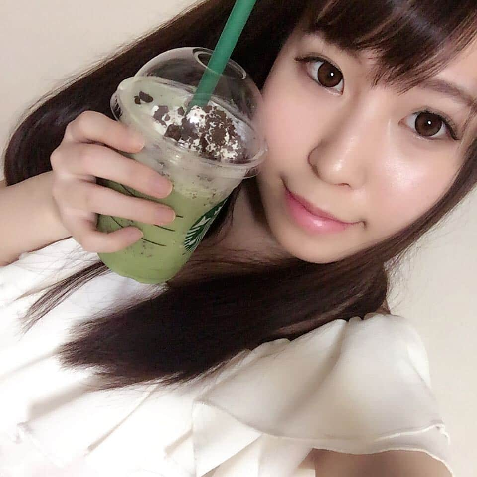 真島かおるのインスタグラム：「今日は抹茶飲んだ💓こっちの方が好きだった！  #スタバの新作 #抹茶ブラウニー」