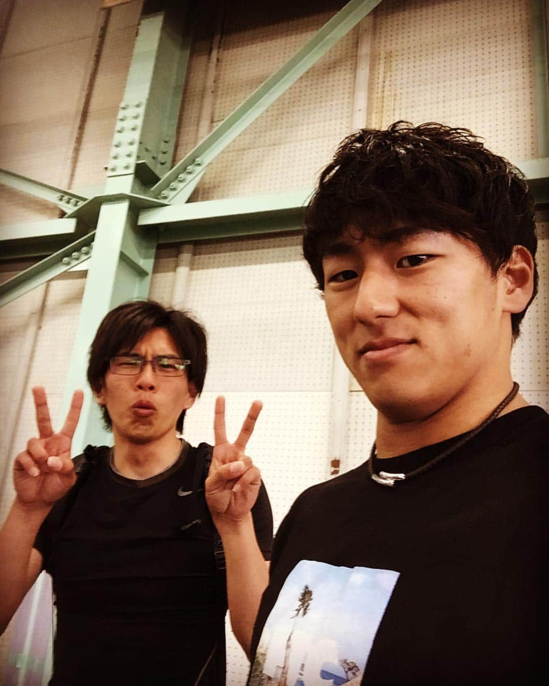 山本俊樹のインスタグラム：「昨日は久しぶりに 英希先輩 @hide728ki に会った  このFTCのtシャツめっちゃ突っ込まれた そしてアークのリュックもお揃い  パワーの試合にも出てるのはマジでビックリした」
