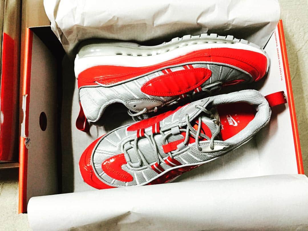 イ・ヒョヌのインスタグラム：「NIKE&supreme airmax98 Thx NIKE😍」