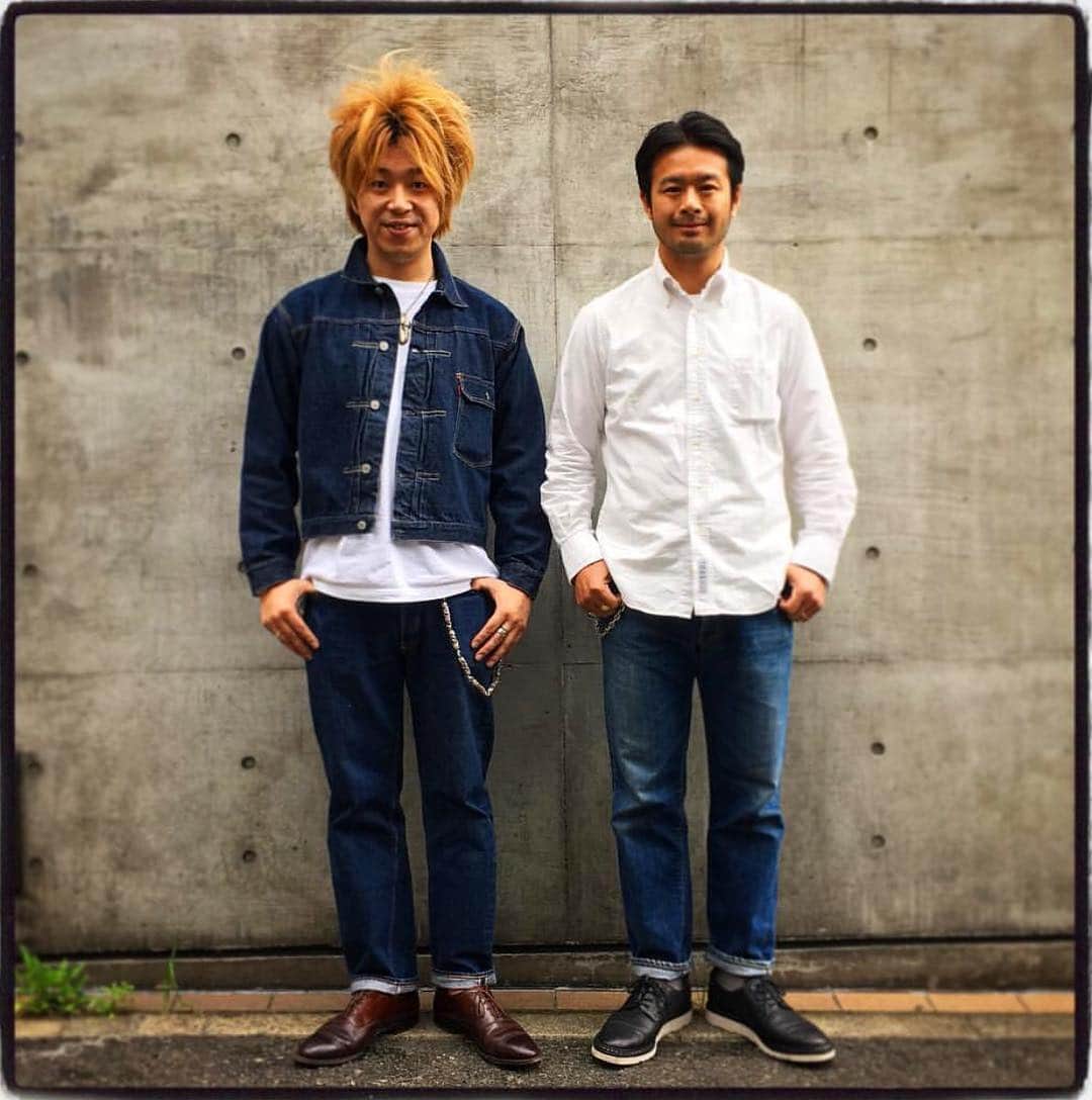 大川知英のインスタグラム：「同じ高知県出身で僕の師匠の藤原君❗️ 日々勉強させてもらってます！ ビンテージ好きはずっと変わらず これからも死ぬまで求め続けます🚬 本当いつもありがとうございます❗️そして、東京に来て20年の二人。。これからが本番です。。😎。 。  #BerBerJin #ビンテージ #リーバイス #いい写真 #原宿 #高知県出身」