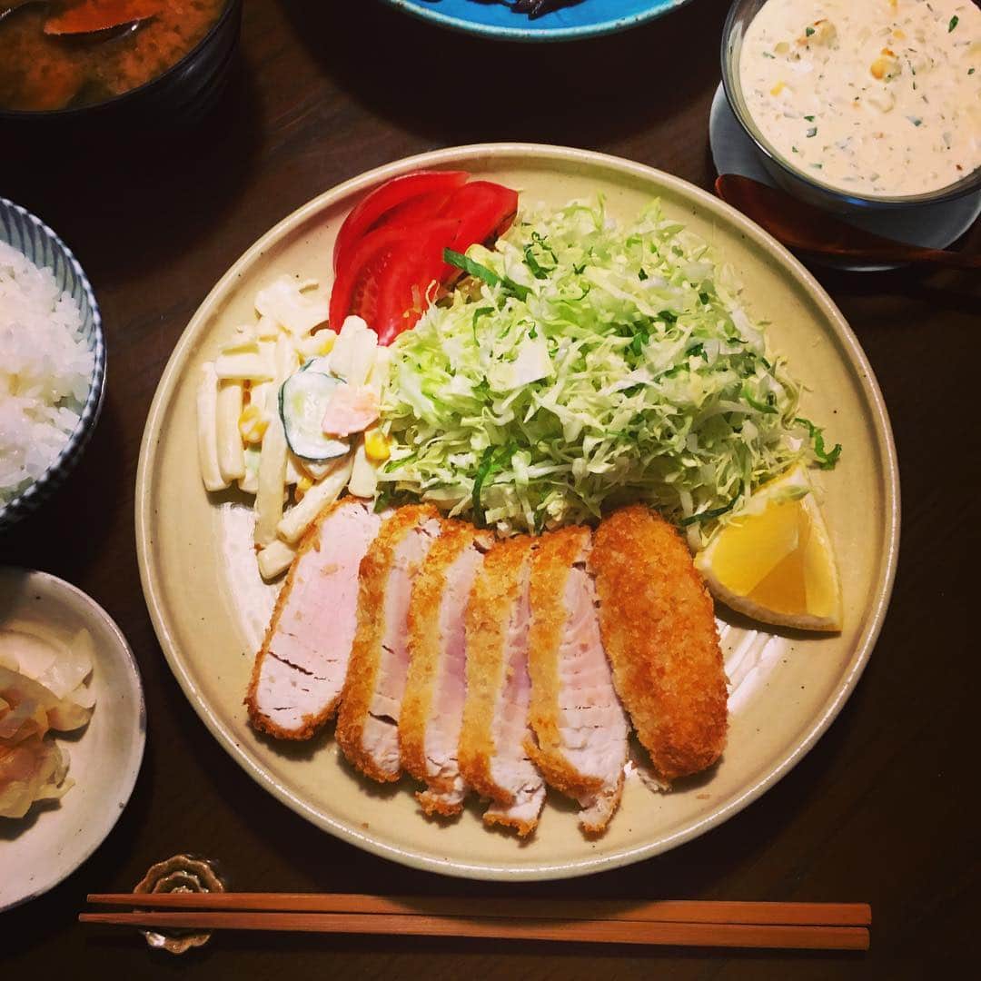 志摩有子さんのインスタグラム写真 - (志摩有子Instagram)「連休明けでバタバタと忙しかった一日。残しておいたキハダマグロをフライに。中は半生に仕上げてまずはポン酢で。あとは自家製タルタルとソースのダブルで白飯と食す。軽くてうんまーい。 #キハダマグロ #マグロカツ #マグロフライ #マグロフライ定食 #自家製ツナ は #また明日」5月9日 22時11分 - ariko418