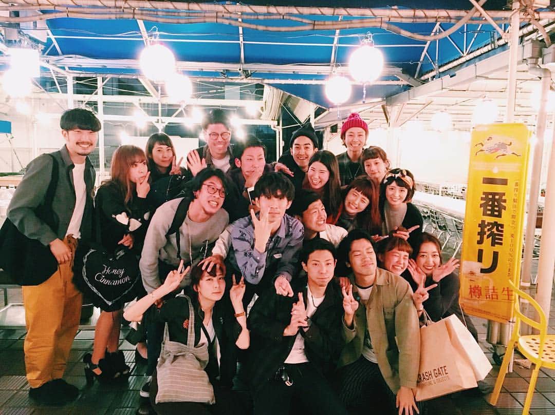 柴田紗希さんのインスタグラム写真 - (柴田紗希Instagram)「名古屋の大家族！ この日、柴田なかなかはめはずしました。 人生で2番目くらいにお酒をのんで わーい＼(^o^)／なった気がします。 心ゆるゆるな大家族たちとやからね♡ いーてことよ＼(^o^)／本当だいすきだからもう！ こんな楽しいのありなのー！かーーー！！！ 余韻が数日つづくのでした♡ 何年経ってもこーやって集まれる仲って 最高。 ありがとなーーーーーー！！！ #平成3年生まれ #服好き #出会いは愛知大学のファッションショー #みんなばらばらの大学やったから出会えたことは本当に奇跡 誰か柴田のお団子つかんどる誰や笑」5月11日 1時25分 - shibasaaki