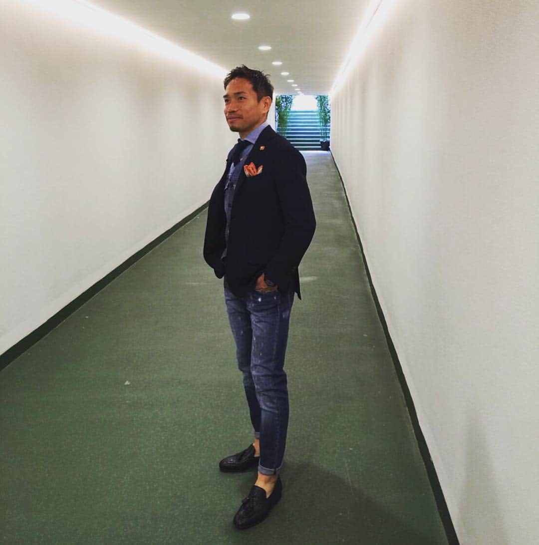 長友佑都さんのインスタグラム写真 長友佑都instagram いざ サンシーロスタジアムのピッチへ ここは選手が登場するときに通るピッチへの道です 対戦相手の選手 ミラノダービーでは圭佑とも話しをしたりします 私服で入るのは新鮮です Sansiro スタジアム