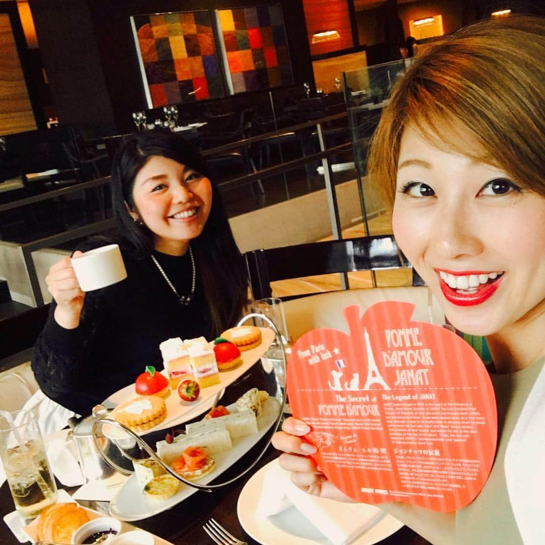 のインスタグラム：「まどかとアフターヌーンティー🍰 日曜日からほぼ1ヶ月間海外に行ったりきたりで、しばらく会えなくなるので話しまくっておきました！ Had afternoon tea with Madoka today :) I'm going to be traveling quite a bit starting next week and won't be able to meet up for awhile so we had to get a month's worth of talking done in advance lol!」