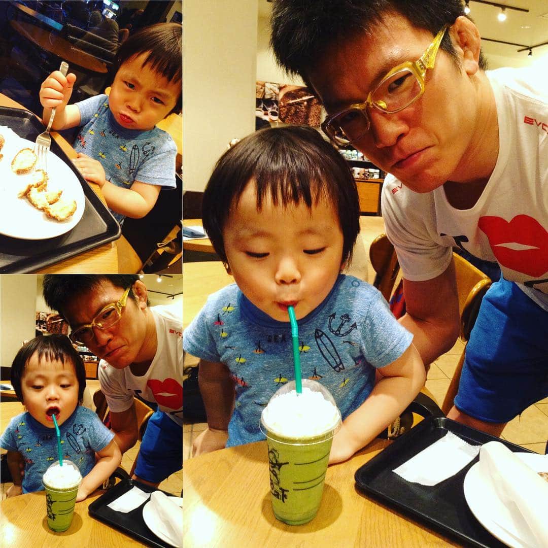 青木真也のインスタグラム：「スタバで抹茶フラペチーノにドーナツ食べた次男。怪獣。#starbucks #maccha #donuts #スタバ#抹茶#抹茶フラペチーノ#モンキーフリップ#金色眼鏡」