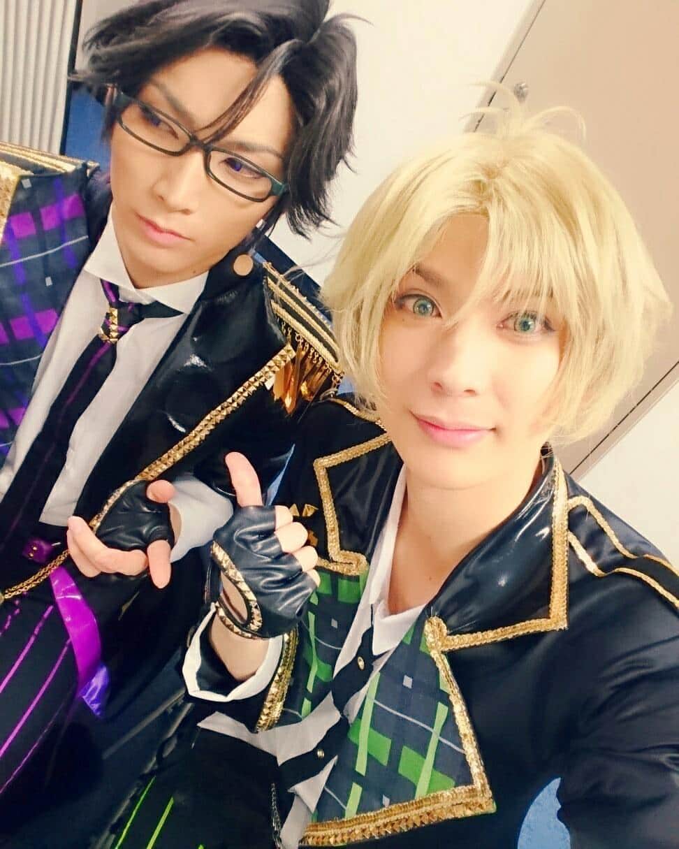 仲田博喜のインスタグラム：「#睦月始 #校條拳太朗  #頼れるリーダー #眼鏡 #返して」
