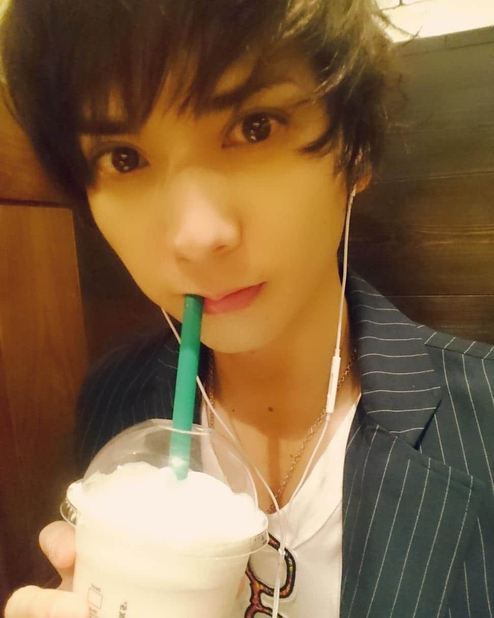仲田博喜のインスタグラム：「#髪切った #スタバ #カンタロープメロンフラペチーノ #メロンの #甘いの #おっきいの」