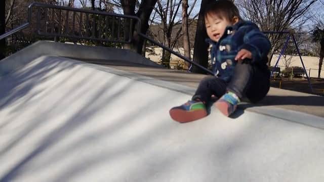 のインスタグラム：「* 大好きなすべり台🌟 * この後エンドレスで滑りまくりました笑 けっこう高いけど怖くないのかなぁ？ * この日は風が強くて寒い日だったけど そんなのお構いなしで遊んでたよ☘ * * #follow #kids #instakids #TagsForLikes #children #childrenphoto #love #cute #adorable #instagood #young #sweet #like #handsome #little #fun #photooftheday #family #baby #instababy #play #happy #smile #instacute #ファインダー越しの私の世界 #幸せ #かわいい #子供 #親バカ部 #親バカ」