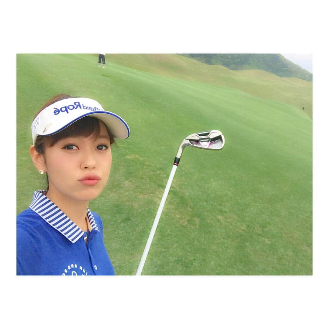 城田理加のインスタグラム：「お初。 ゴルフバック買ったのは2年前。 2年越しの念願です🙊笑 #初#コースデビュー  #⛳️ #ゴルフ #ゴルフ女子 #golf  #🎽 #golfwear #junandrope」