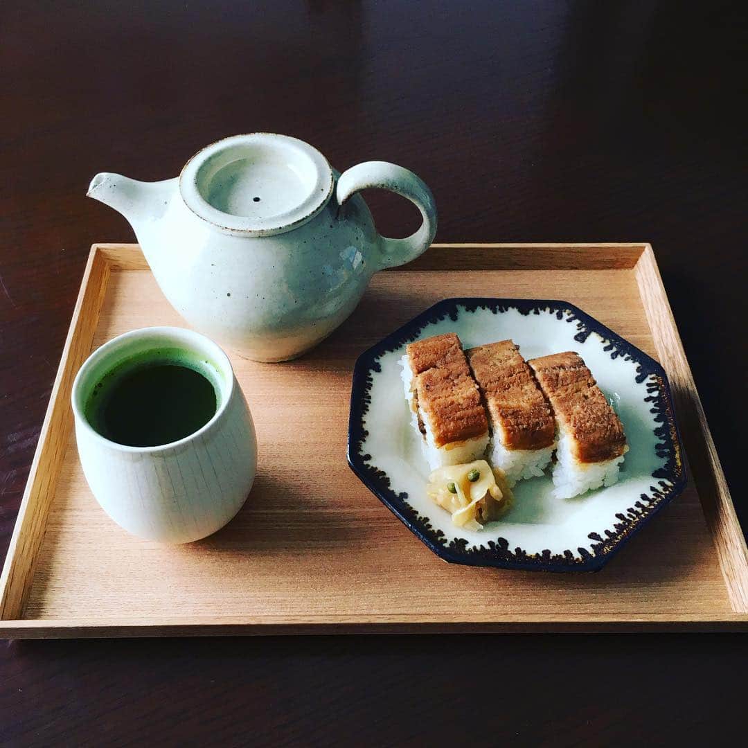 志摩有子さんのインスタグラム写真 - (志摩有子Instagram)「お昼をパスしてねじり鉢巻状態で入稿中。さすがにお腹が空いて、本日のおやつはすし萬の穴子寿司。沼さんの小皿にぴったり。お腹も満足。 #おやつ #しょっぱいおやつ #すし萬 #穴子寿司 #大沼道行 #沼さん皿 #城進 #急須」5月11日 15時47分 - ariko418
