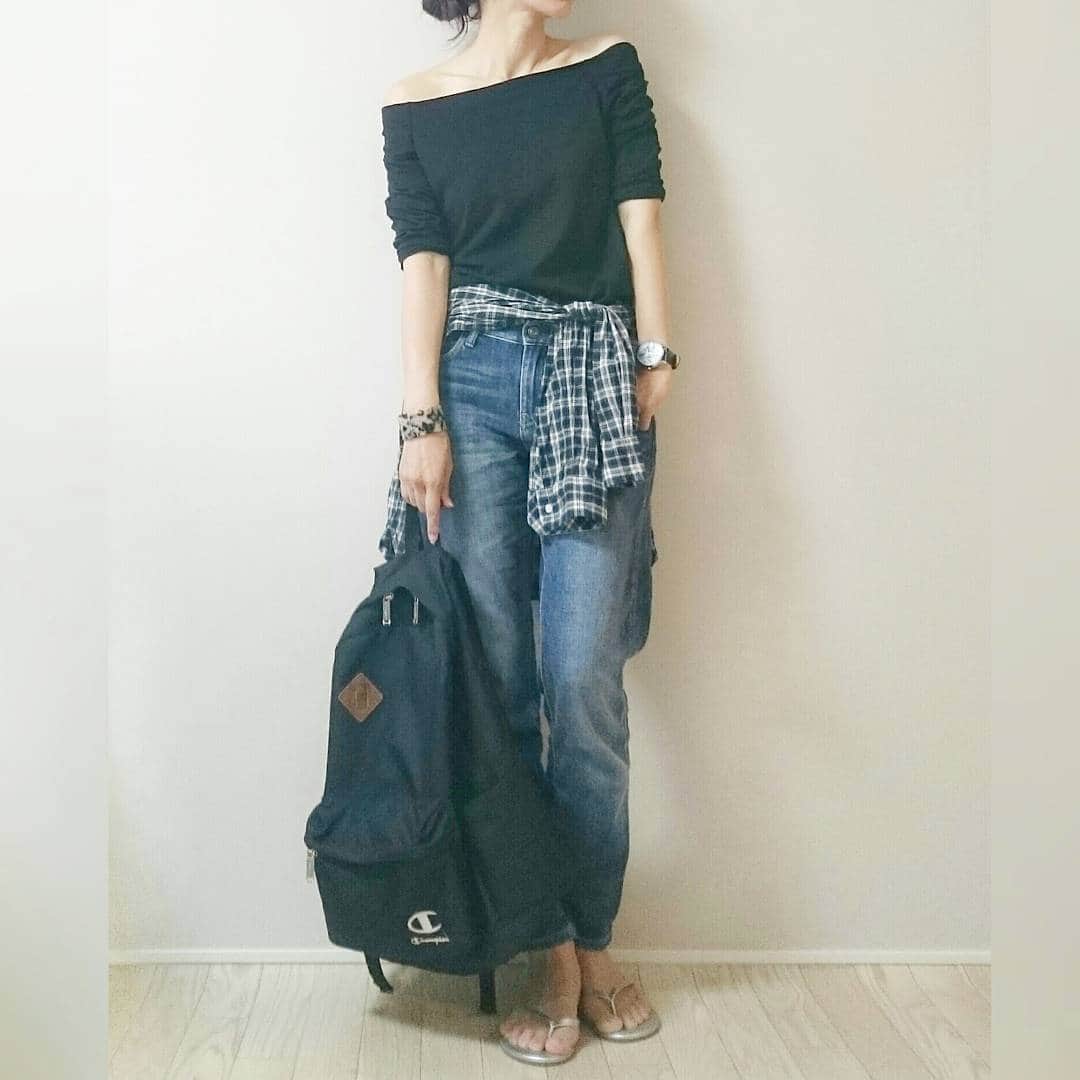 acco.mamaさんのインスタグラム写真 - (acco.mamaInstagram)「⠀ お気に入りのZARAの#オフショルダー を デニムに合わせたどカジュアルコーデです♡ ⠀ 先月から親子スイミングに通い始めました🏊💦 着替えがあるのでなるべくシンプルに🎵 #バンヤードストーム のシワシャツは リュックにぐちゃっと入れられるので便利😌✨ そして靴下履くのめんどーだからビーサン😂💕 ⠀ 今週から幼稚園のプレスクールも始まるし いよいよ新生活がスタート✨💃✨ さぁがんばるぞー👊✨ ⠀ ⠀ #親子スイミング #バンカジ #男の子ママ #カジュアルコーデ ⠀ オフショルカットソー #ZARA 腰巻きシャツ #BARNYARDSTORM デニム #UNIQLO#ユニクロ#スリムボーイフレンドフィットアンクルジーンズ ビーサン #GAP バッグ #しまむら 時計 #lavishgate @lavishgate バングル#zakkabox @zakkabox_ ⠀」5月11日 18時37分 - acco.mama