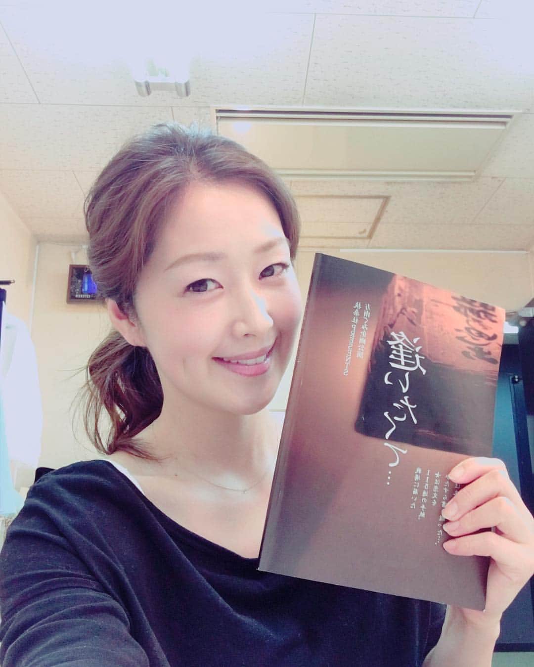 笛木優子のインスタグラム：「朗読劇 逢いたくて。。。 来て下さる方ありがとうございます！  心を込めて頑張ります(*^_^*) チケットは完売しました😭」