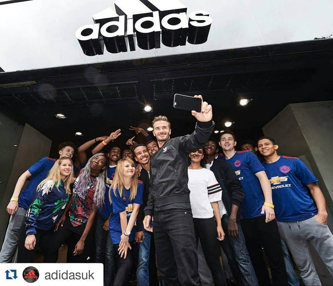 フィル・ジョーンズのインスタグラム：「Loving the new #mufc away shirt for next season, great to see Beckham in London supporting the launch.  #Repost @adidasuk ・・・ The King at his court. @davidbeckham opens the new Oxford St store.」