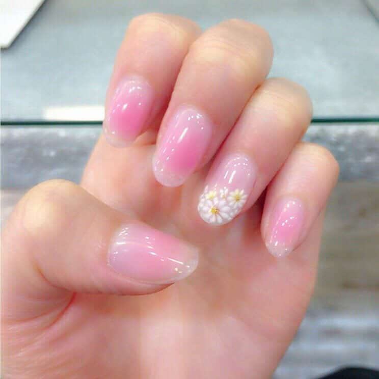 久慈暁子さんのインスタグラム写真 - (久慈暁子Instagram)「* new nail 🦄🌈🌻 sea room 担当道崎さん * #チークネイル #フラワーネイル #searoom #表参道」5月12日 17時27分 - kuji_akiko