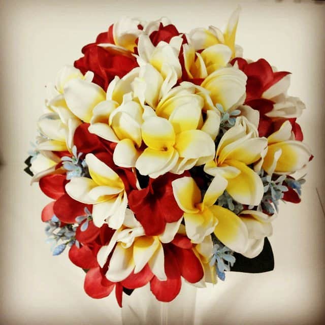 1000％WEDDING!さんのインスタグラム写真 - (1000％WEDDING!Instagram)「プルメリアのブーケ♪  生花のプルメリアは、実は入手困難なお花なんです！ 造花で作っておけば安心ですし、ずっと飾っておけますよ♪ 店頭で販売中！  #ウェディング #リゾート #結婚 #ハネムーンフォト #結婚式 #結婚式準備 #wedding #weddingphoto #プレ花嫁 #海外旅行 #bride #travel #party #トラッシュザドレス #ウェディングドレス #ドレス選び #ロケ #撮影 #hawaii #結婚準備」5月12日 20時59分 - 1000wedding_jp