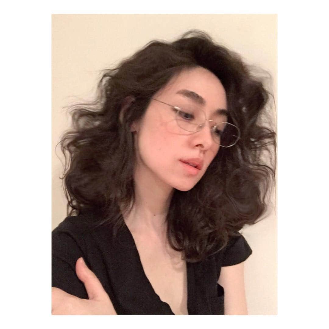 霧島れいかのインスタグラム：「一目惚れした アルマーニのヴィンテージ眼鏡👓  #eyewear #loveatfirstsight #vintage #giorgioarmani #armani #fashion」