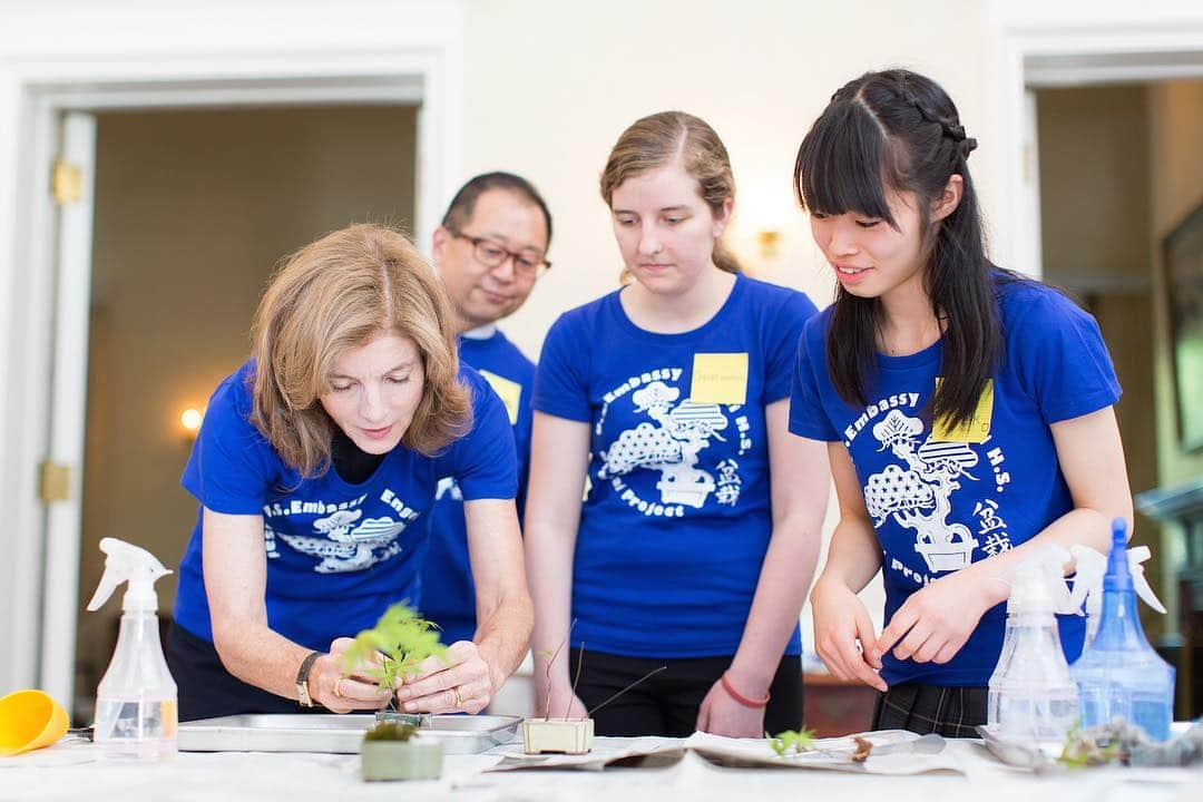 キャロライン・ケネディさんのインスタグラム写真 - (キャロライン・ケネディInstagram)「Finding my green thumb with the #bonsai masters of Engei High School. 都立園芸高校 盆栽部の名人の皆さんに教わって私も挑戦してみました。#盆栽」5月13日 20時41分 - amb_kennedy