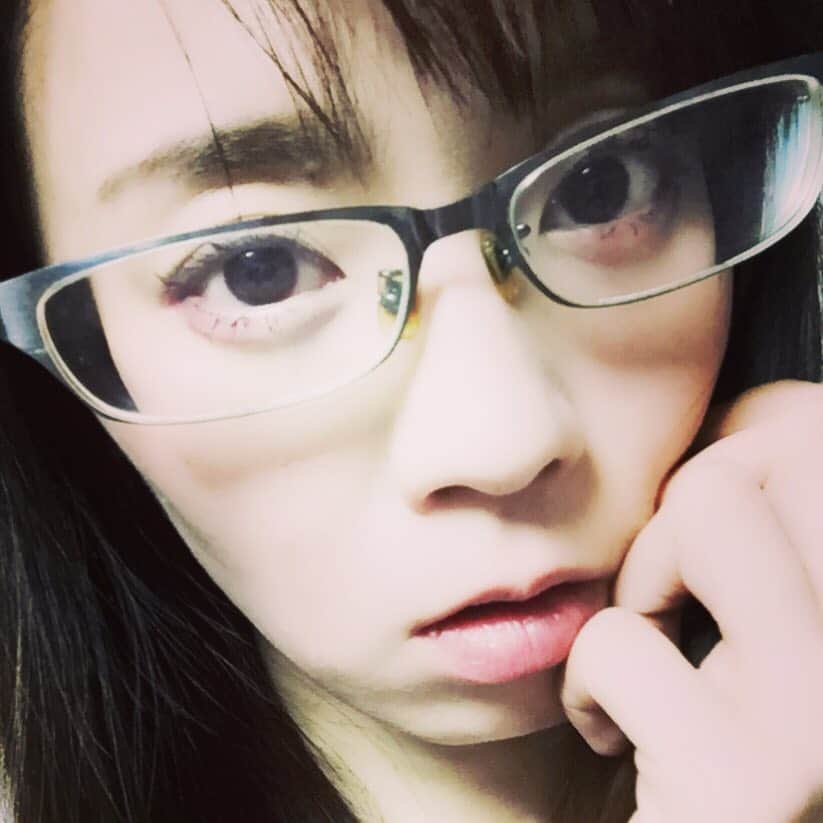浦えりかのインスタグラム：「嫌いなもの→度の入った眼鏡。 目の調子が悪いので帰って速攻でコンタクトはずしたけどホント眼鏡嫌い！輪郭の歪みっぷりやばい（笑）」