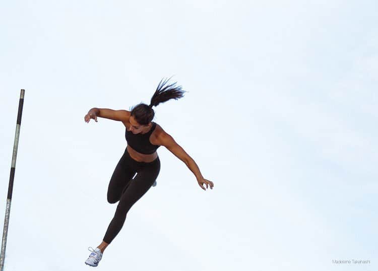 アリソン・ストーキーのインスタグラム：「Flying through Friday like...」