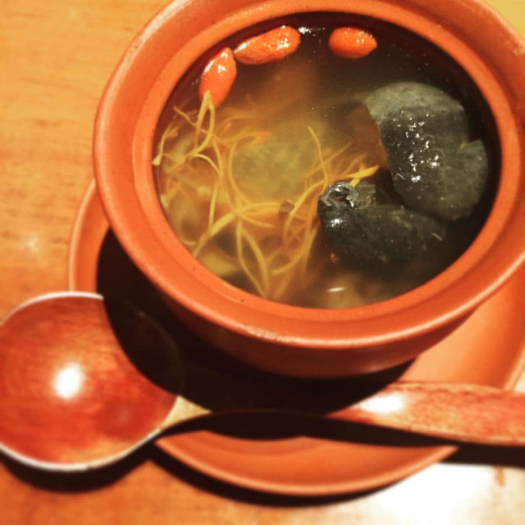 渡辺早織さんのインスタグラム写真 - (渡辺早織Instagram)「大好きな中華料理屋さんの薬膳スープ。染み渡りました。 #黒いのは烏骨鶏 #店員さんが寿命8年延びるって言ってた」5月14日 22時12分 - _watanabesaori_