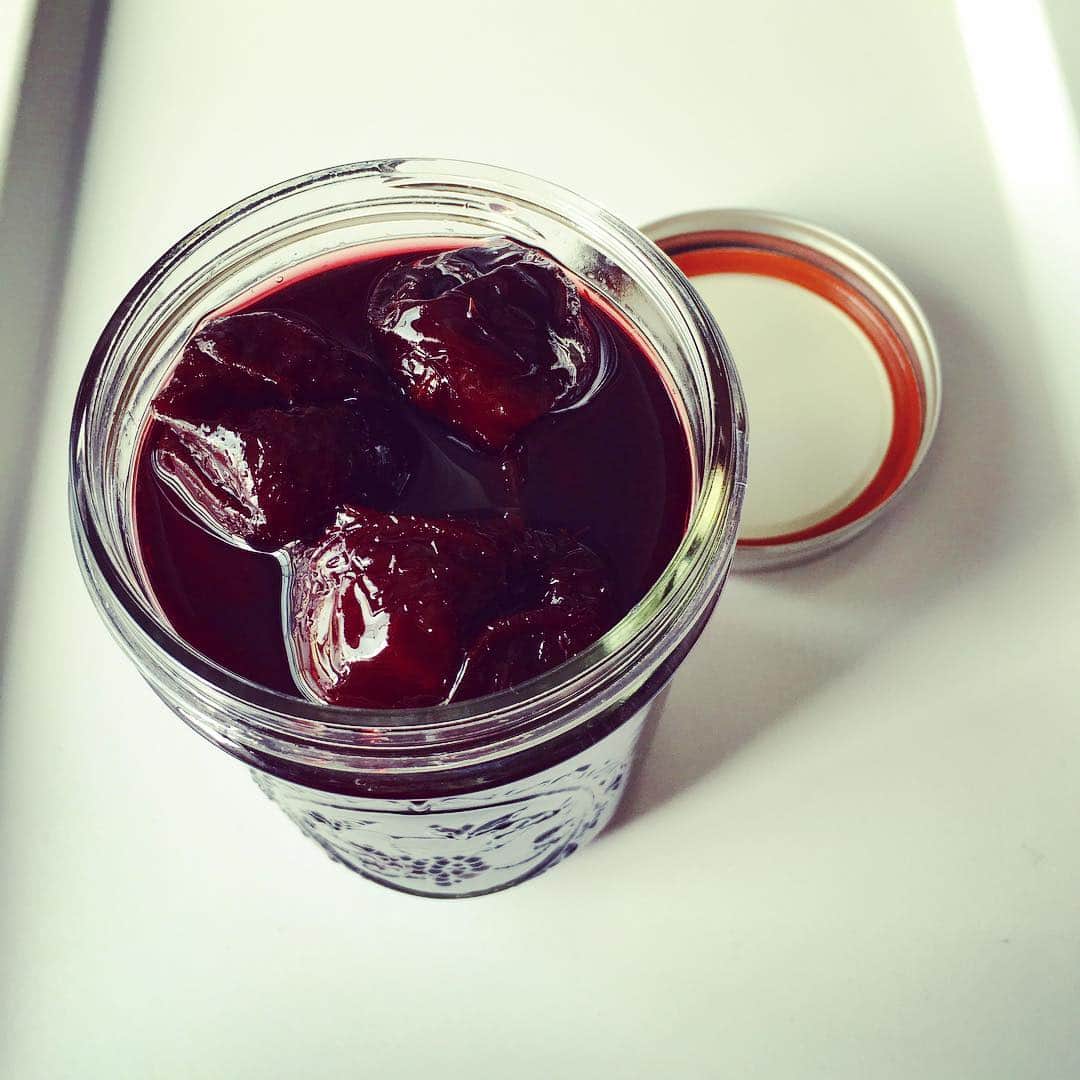志摩有子さんのインスタグラム写真 - (志摩有子Instagram)「こないだベーコン巻きにした残りのプルーンを 入稿の合間に赤ワイン煮に。シナモンの香りがほんのり、とろーんと出来上がった。ヨーグルトと一緒に食べたいな。 #プルーン #ドライプルーン #プルーンの赤ワイン煮 #メイソンジャー #合間というより逃避行動」5月14日 16時48分 - ariko418