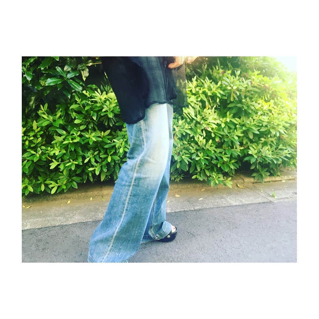 知念美加子さんのインスタグラム写真 - (知念美加子Instagram)「ヒール履いても足の長さが足りなかった😂💦 ・ ・ でもこのズルズル感がなんかすき♡ ・ ・ ・ #ずるずる #デニム #ベルボトム」5月14日 16時41分 - chinenmikako