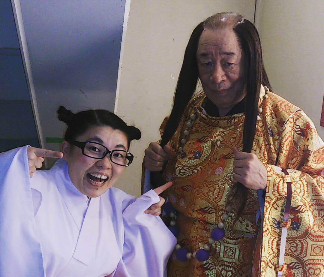 岡田直子のインスタグラム：「本日のMBSさんでの新喜劇放送をご視聴くださいました皆様、ありがとうございましたε٩(๑>ω<)۶з おハゲ霊媒師さんと一緒で本当に楽しすぎましたwww  #落武者の霊 #おハゲちゃん #霊媒師 #島田一の介 師匠 #霊媒師の助手 #巫女さんコス #吉本新喜劇 #この格好で２人でご祈祷ダンスしました(笑)」