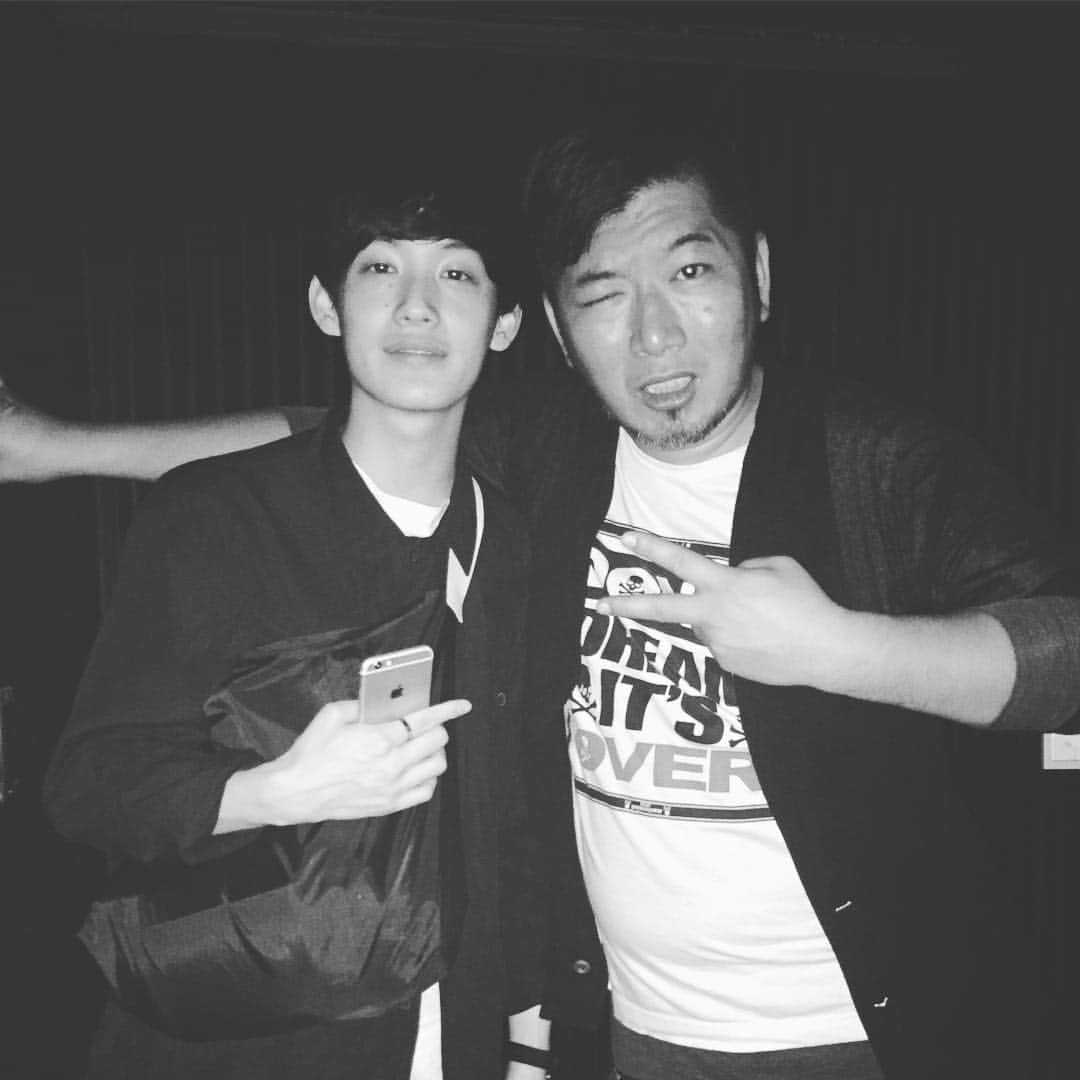 KENSHUのインスタグラム：「with @taichi313  やっと会えた。 本当に凄いアーティストだから聞いた方がいい。 His awesome artist!」