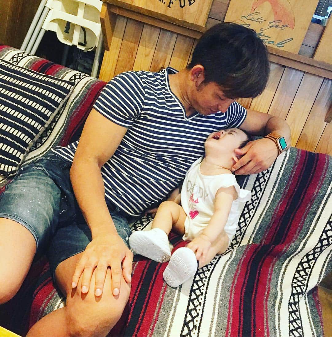 あびる優さんのインスタグラム写真 - (あびる優Instagram)「ごねる小さな彼女をなだめる彼😛💕 #family#husband#papa#daughter#clover#love#cute#happy#家族#親子#幸せ#娘#愛娘#四つ葉のクローバー#泣いて#甘える#小さな彼女#この2人#最近#本当#カップルみたい#笑#もんちゃん#デレデレ」5月15日 2時20分 - yuabiru74