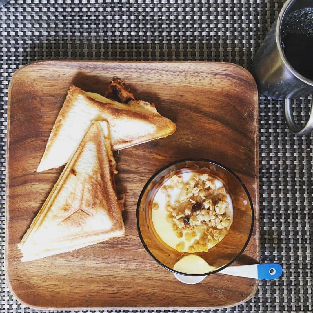 渡辺早織さんのインスタグラム写真 - (渡辺早織Instagram)「今日の朝ごはんはホットサンドにヨーグルト。 良い1日になりますように♪ #breakfast #早織飯 #飯アカウントになりつつある」5月15日 8時30分 - _watanabesaori_
