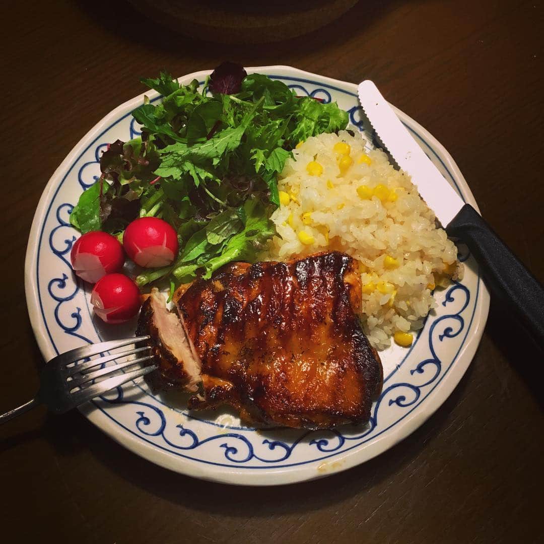 志摩有子さんのインスタグラム写真 - (志摩有子Instagram)「レモンガーリックでマリネしておいたチキンをグリルして盛り合わせてワンプレートにすれば簡単。 #チキングリル #ワンプレート #meyer #マイヤーグリルパン #ちょっと焼きすぎた」5月29日 20時09分 - ariko418