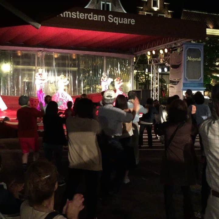 田中輝希のインスタグラム：「#ハウステンボス#なぜかみんな躍る#仮面舞踏会#40年前のディスコ#おじいちゃんのりのり#モンキー」
