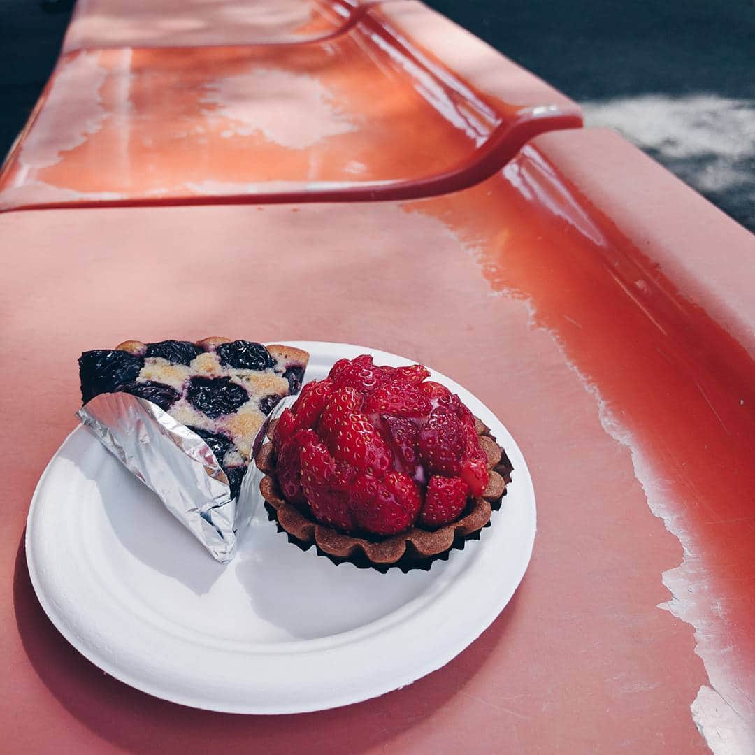 curasutaのインスタグラム：「今日は #東京蚤の市 で朝ごはん（?）を食べました！ひだまり商店さんのタルトです！  #vscocam #vsco #vscogood #vscophile #vscogrid #instagood #vscorussia #cake #food #foodporn #instafood #yummy #delicious #dessert」