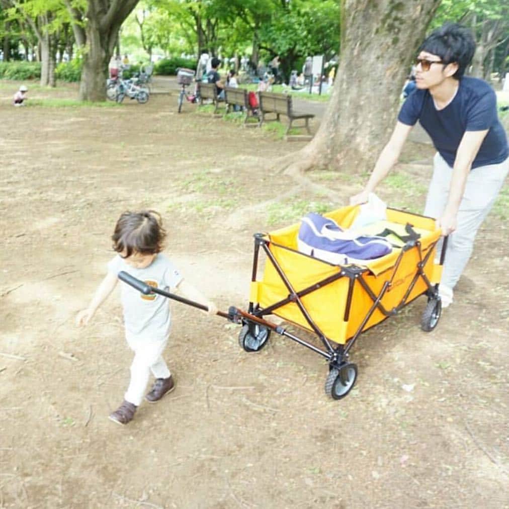 Gainerのインスタグラム：「📷 by @irs_im 「近所の公園でピクニック🍱」 ・ キャリー運びをお手伝いする姿も可愛らしいですね✨ 素敵なご投稿、ありがとうございました！ ・ プレゼント企画第２弾「ゴールデンウィークの思い出」投稿締め切りは本日です！ まだまだ投稿お待ちしております🙌🏻 #gainer_mag ・ #ootd_kob #リンクファッション #リンクコーデ #親子コーデ #親子リンク #パパ #パパと娘 #パパと息子」