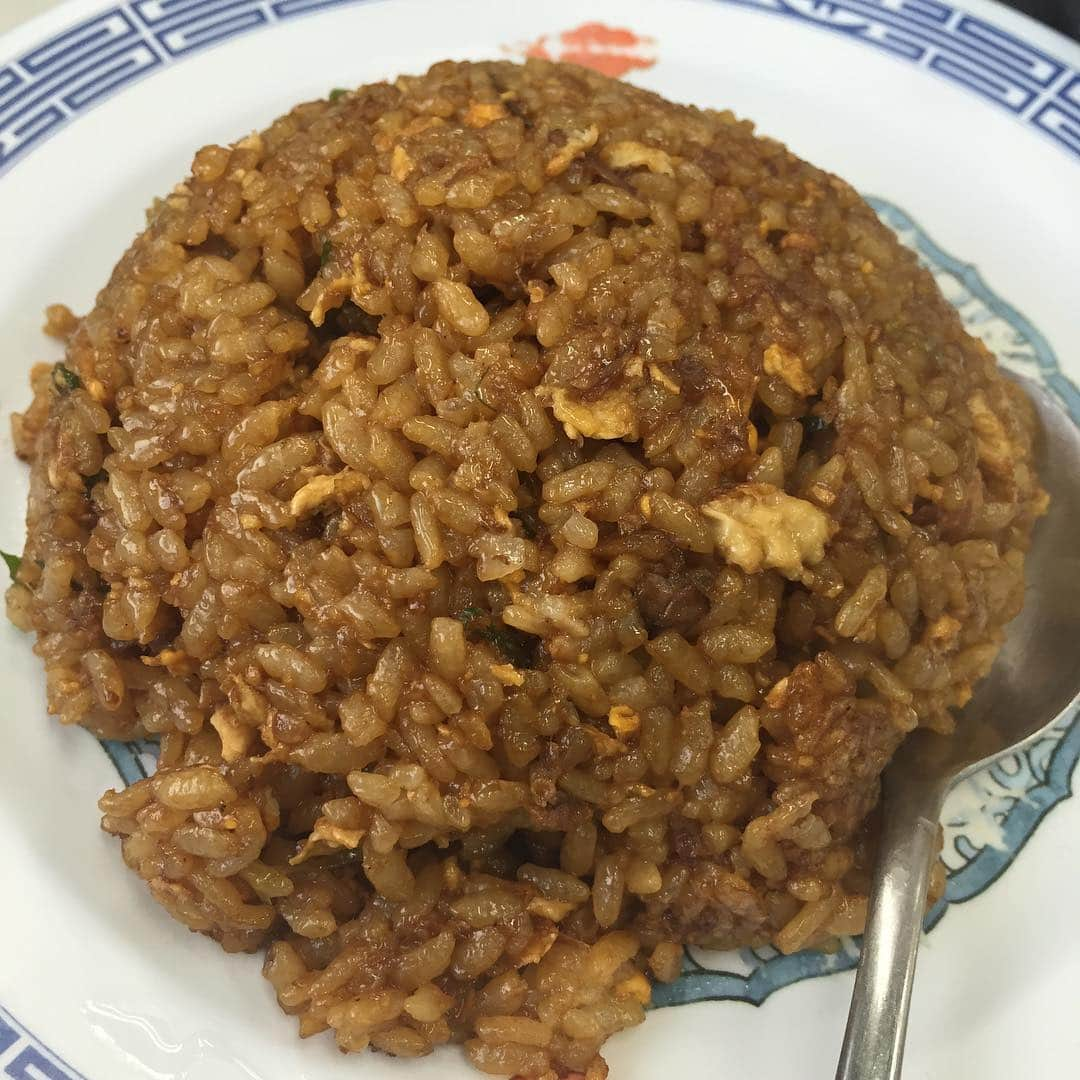 柳下毅一郎さんのインスタグラム写真 - (柳下毅一郎Instagram)「黒っ！ #friedrice #ramen  #black #foodporn #food #drinkatlunch #kyoto #kyotofood」5月15日 13時16分 - garth_y