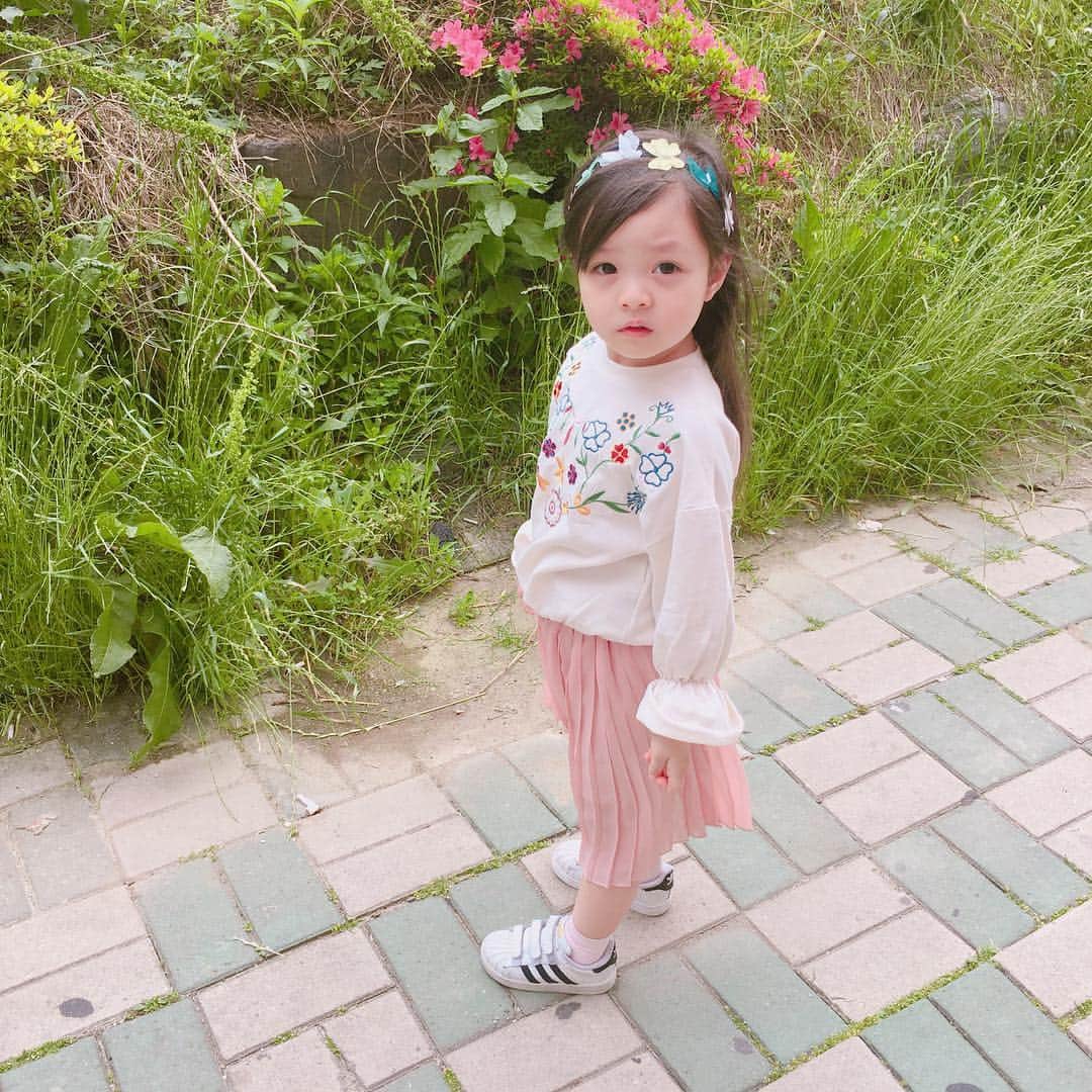 ジェウンさんのインスタグラム写真 - (ジェウンInstagram)「🌸 꽃다운 . . #잰 #재은#봄봄 아니#여름인가」5月15日 14時47分 - jaen_mom