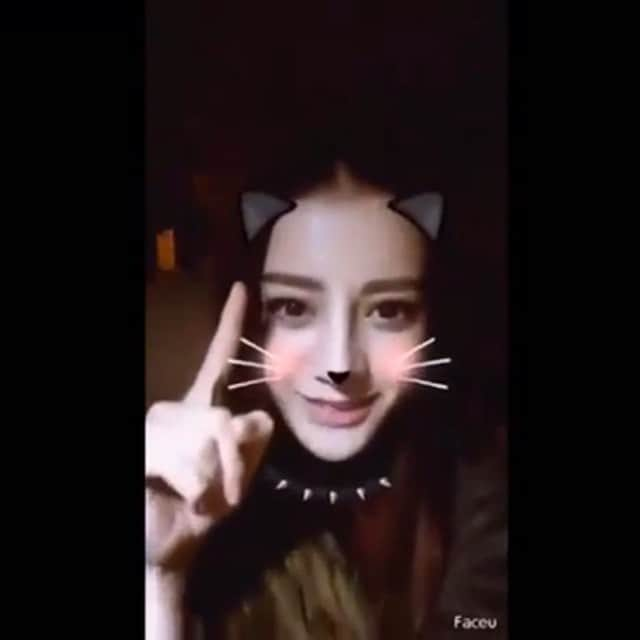 ディルラバ・ディルムットのインスタグラム：「喵～🐱 #迪丽热巴」