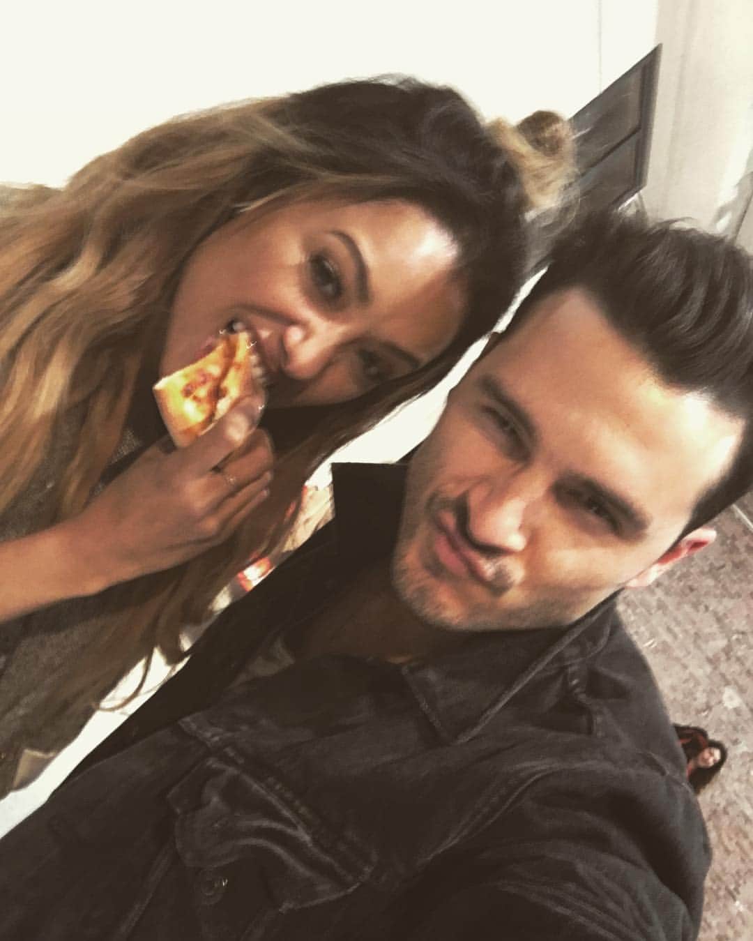 マイケル・マラーキーのインスタグラム：「Mmmmmm pizza @katgraham」