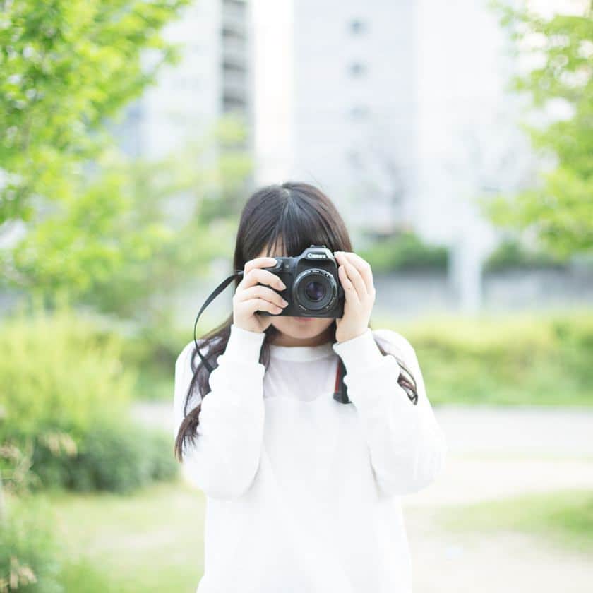 民泊style. のインスタグラム：「女子旅にはカメラが必須のアイテムですね! みなさんが旅に出るとき、絶対に持っていく物って何ですか？(^^) #ふんわり #ふんわり写真部 #エアリー #民泊 #女の子 #旅 #旅行 #女子旅 #trip #kotsume #canon #6d #50mm #カメラ #カメラ女子」